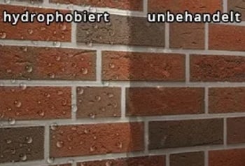 Ein Vergleich von Ziegelwänden: links hydrophobiert mit Wassertropfen, rechts unbehandelt und nass.